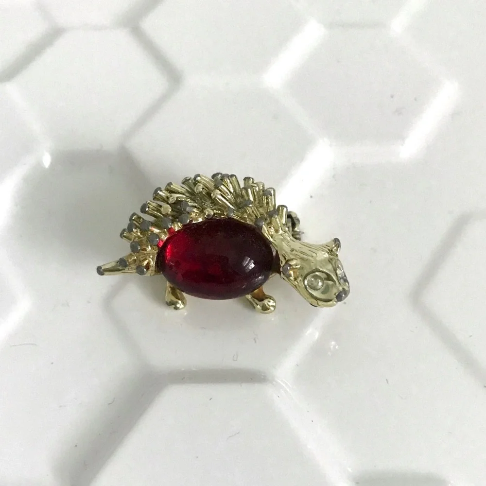 Vintage 1970’s hedgehog red & gold tone brooch pin